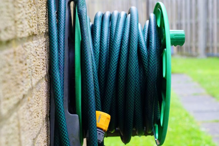 1/2 Zoll vs. 3/4 Zoll Gartenschlauch Wann benötigt man welchen und